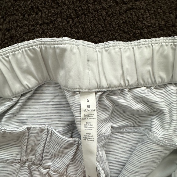 Lululemon On the Fly shorts, size 6, grey and white - Picture 4 of 4